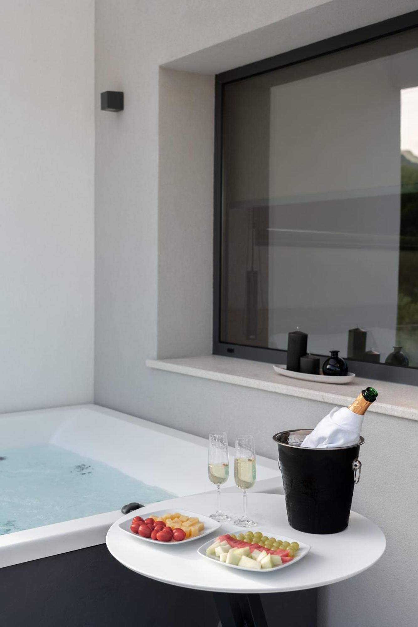 Sealuxe Living Aparthotel Nea Iraklitsa Ngoại thất bức ảnh
